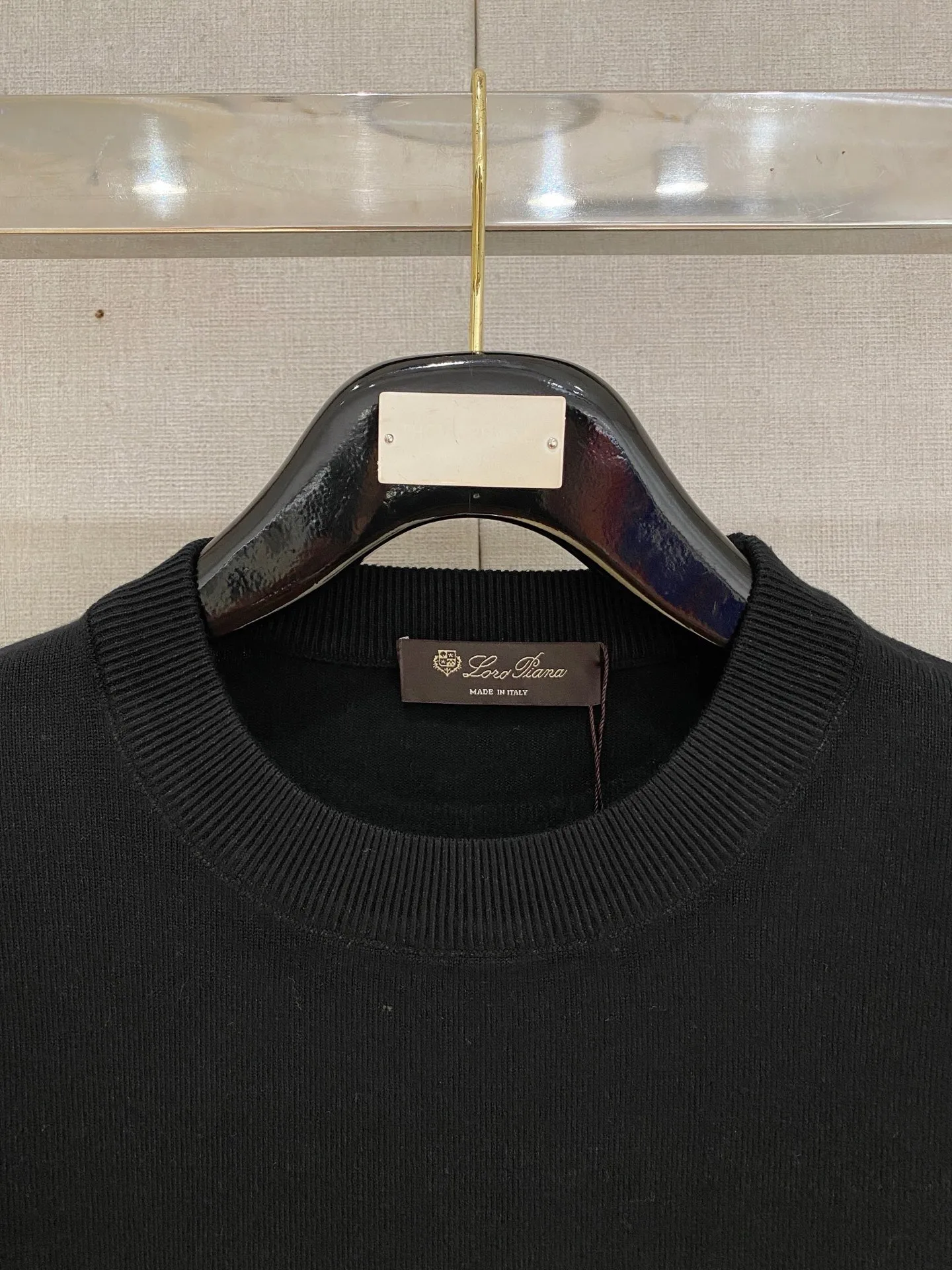 , LP Exquisite logo crew neck sweater Premium wool blended sweater Men's and women's Premium customized products Series Affiliated to the brand's Premium main line Patented top yarn blending Interprets conventional styles with innovation. The configuration of the fabric is subversive. The details are remarkable. The most anticipated sweater in autumn and winter. Full sense of luxury. The brand is designated by Zhejiang and factory is flowed out. Super cost-effective. The quality of Meri wool yarn is excellent. It feels super soft, delicate, soft, non-pilling and does not deform. It is available at all major counters at the same time. It is a must-have product every year. The product seems simple, the workmanship is extremely complicated, and the upper body is not picky. The upper body is extremely skin-friendly and comfortable. It can be worn close to the body with an outer jacket or alone (three standards are complete). Color: Black White Sizes: M L XL 2XL 3XL